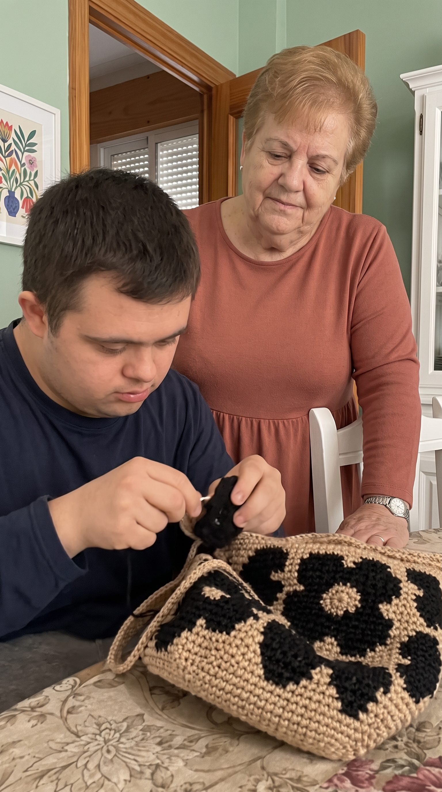 Álvaro tejiendo a mano